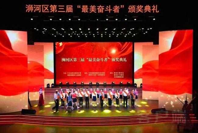 遵义市中级人民法院退休干部集中观看《伟大转折》剧目