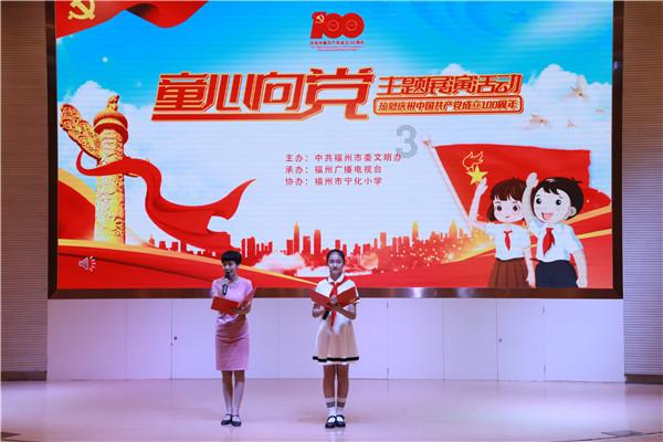 牛仔喇叭裤搭白色吊带背心，尽显个性的魅力，你觉得能穿出夏日的美吗？游戏画面